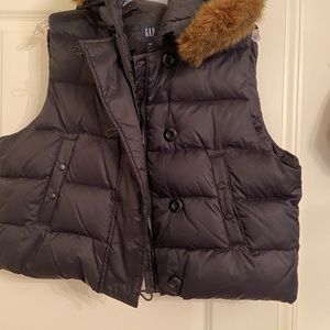 Gap sleeveless puffer vest